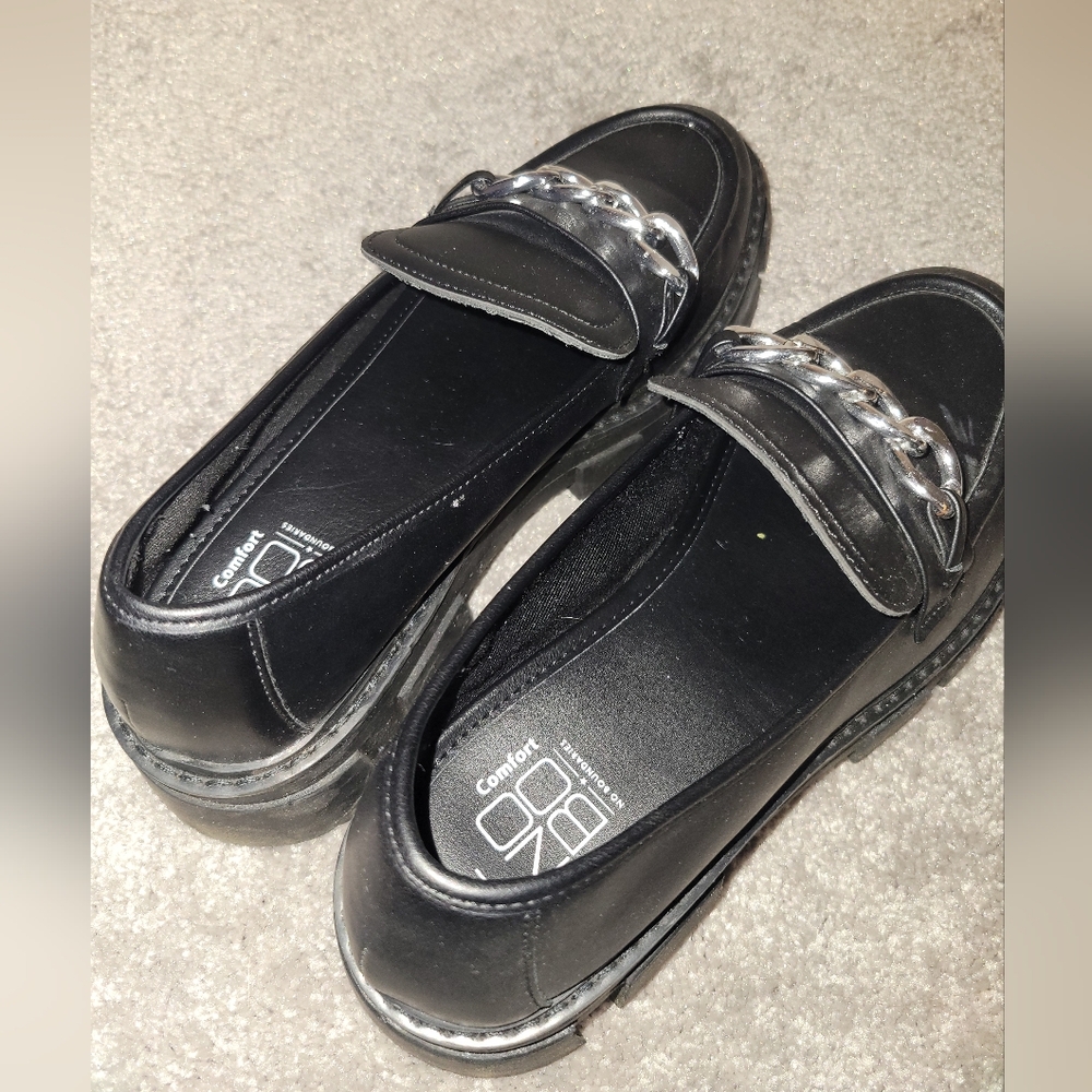 No Bo Comfort Black Loafers with Chain Detail